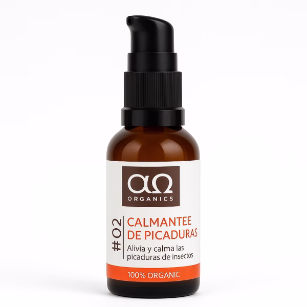 "Frasco de AO.Organics Calmante de Picaduras con bomba dosificadora, sobre tronco de madera entre flores y vegetación, con insectos volando alrededor"