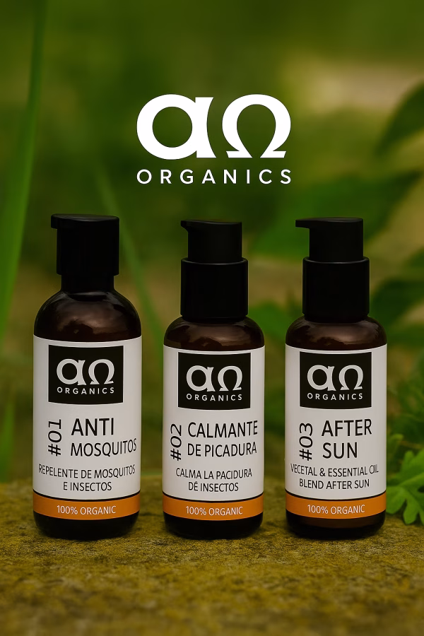 Anti Mosquitos, Calmante de Picaduras y After Sun sobre fondo natural con vegetación, etiquetados como #01, #02 y #03, con bomba dosificadora negra y diseño limpio, en un entorno que evoca verano y bienestar natural.